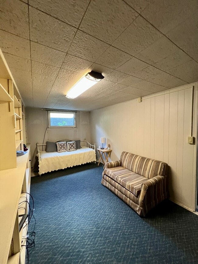 Building Photo - Available Nov 1st / Furnished / 1-Car Gara...