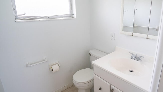 Building Photo - 2807 Ashley Dr W