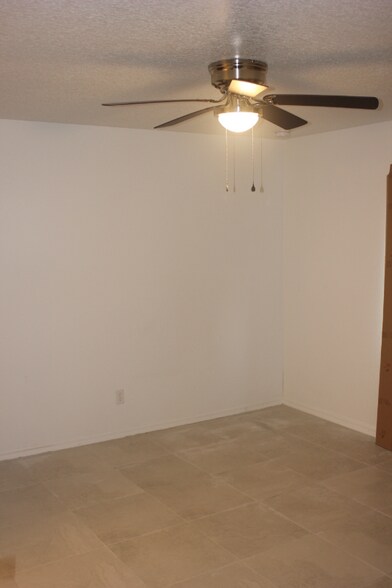 Building Photo - 1123 8th Ave Dr E