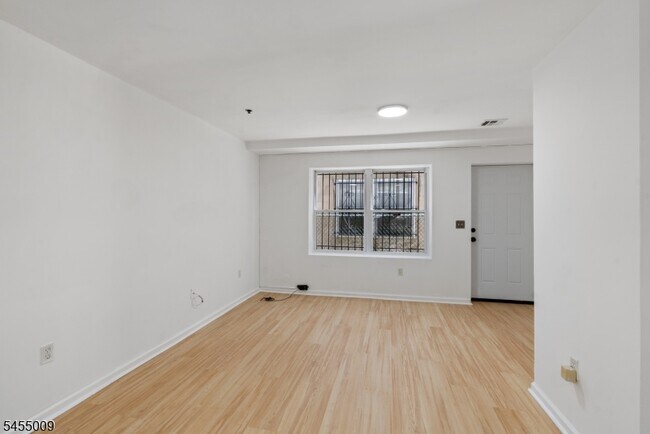 Building Photo - 49 Seabury St