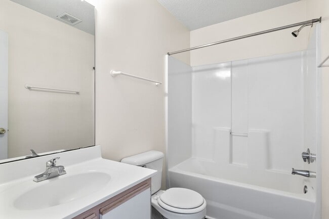 Building Photo - 2 Bed 2.5 Bath Townhome