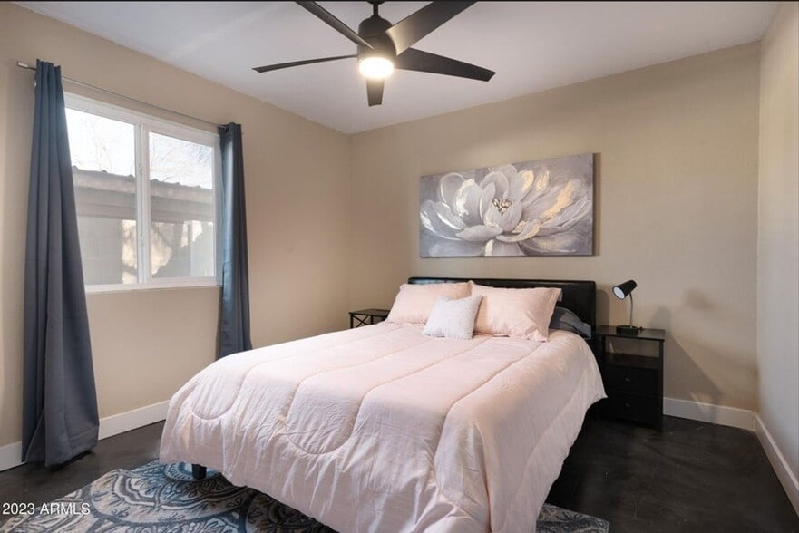 Building Photo - 2516 E 5th Pl