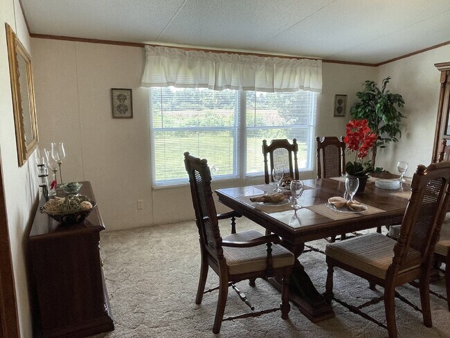 Building Photo - Furnished 3 bedroom 2 full bathroom Manufa...