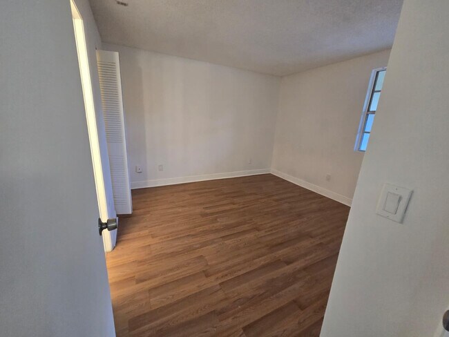 Building Photo - 1241 SW 46th Ave