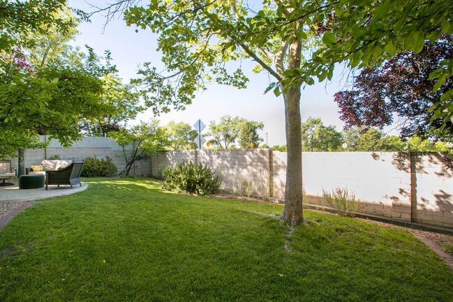 Building Photo - 6809 Medinah Ln NE