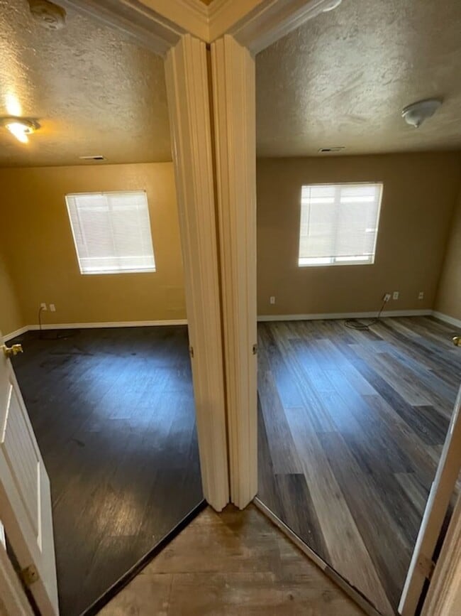 Building Photo - 3 Bed 2 Bath Duplex In Nampa: Available Now