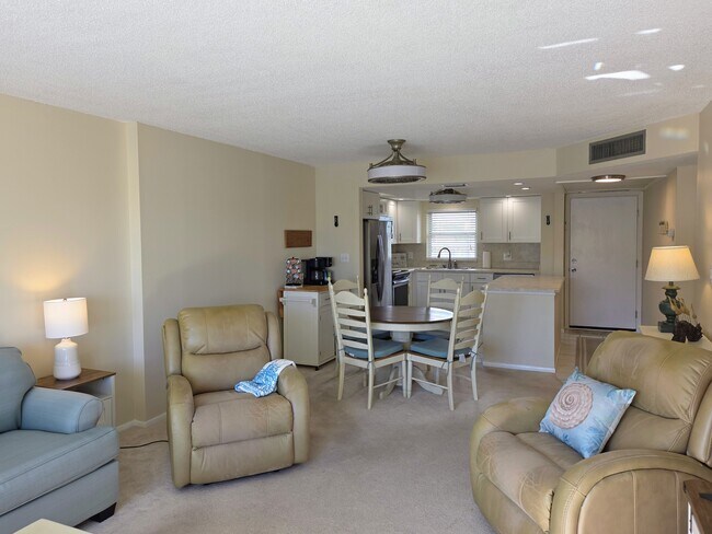 Building Photo - 4650 Cove Cir