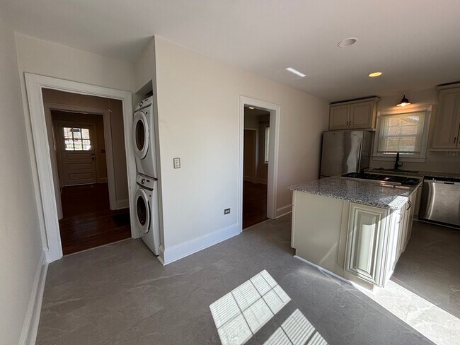 Building Photo - 2 Bedroom charming bungalow in desirable Oakhurst