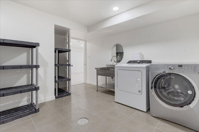 Building Photo - Charming 5BR  3BA w/ Attached Garage in Centennial! Owner is offering 50% off one month's rent!