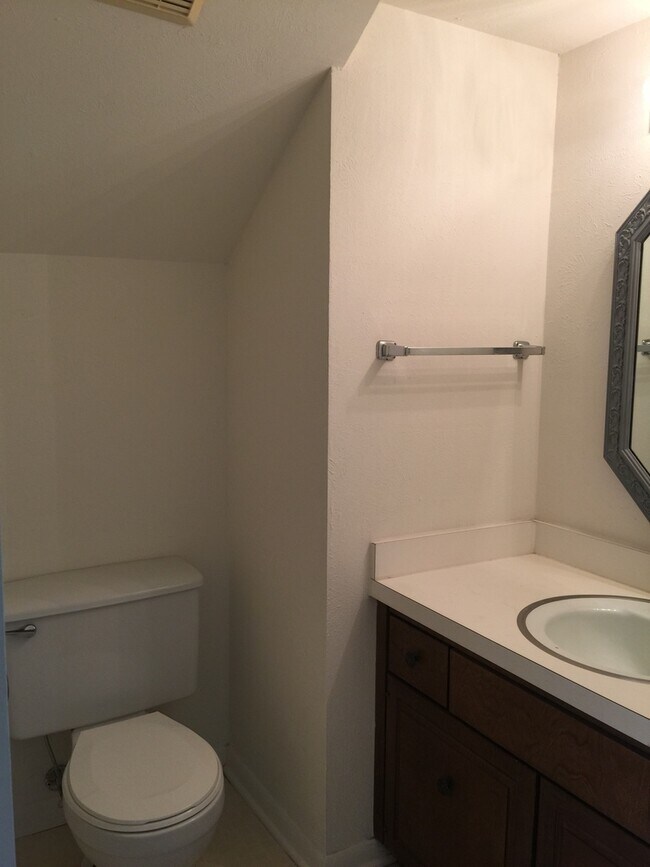 Building Photo - Townhome *LEASING SPECIAL AVAILABLE*