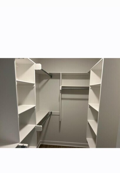 Building Photo - 402 W Cherry St