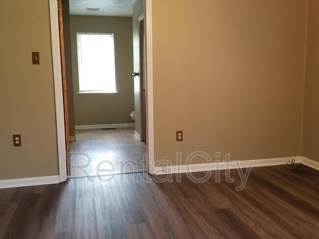 Building Photo - 470 Diamond Grove Rd