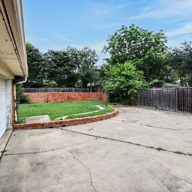 Building Photo - 708 James Dr