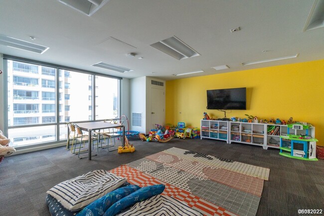 Building Photo - Modern 1BR Condo in Prime Ward Village - T...