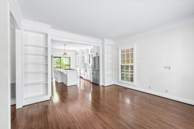 Building Photo - Awesome 3BE/2BA home in the heart of Green...