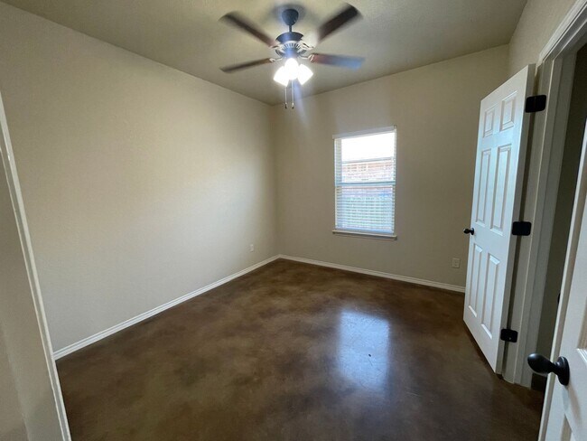 Building Photo - Luxury Duplex in New Braunfels, TX!