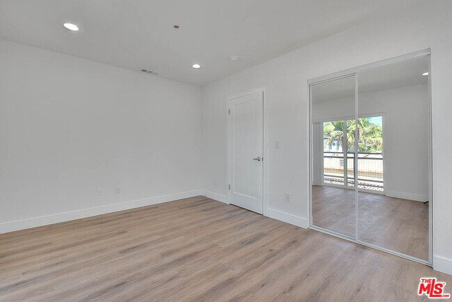 Building Photo - 1015 Wilton Pl
