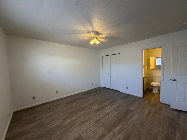 Building Photo - DARLING TOWNHOME FOR RENT!