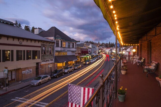 Building Photo - 300 Main St