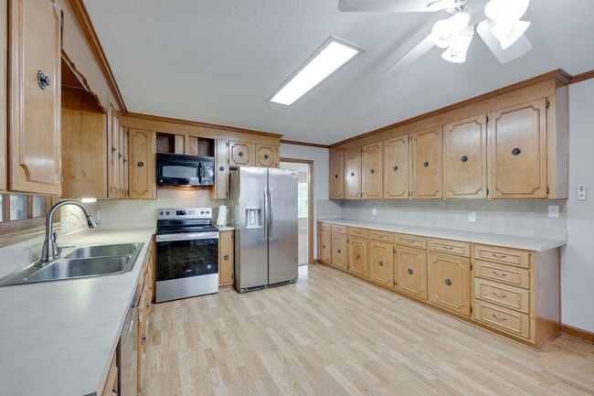 Building Photo - This beautifully maintained Ranch on over an acre of land invites you home to Lancaster, SC.