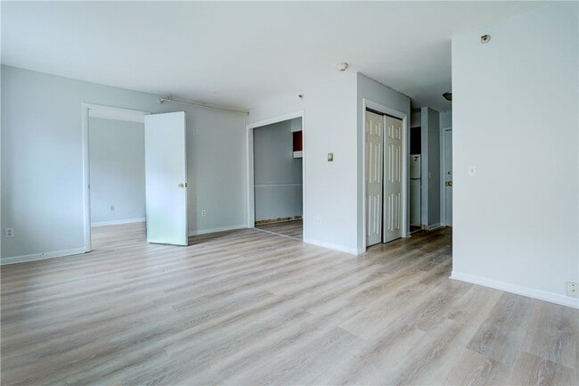 Building Photo - 400 Main St