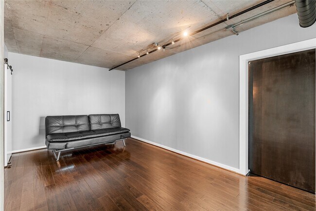 Building Photo - 2000 Bagby St