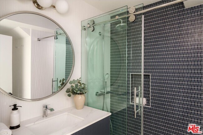 Building Photo - 2313 Banyan Dr