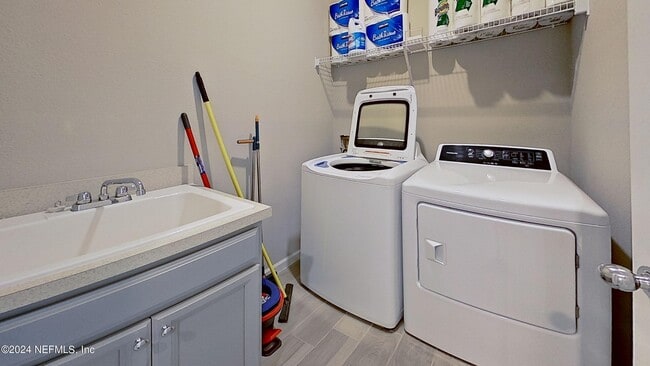 Building Photo - 10887 Ventnor Ave