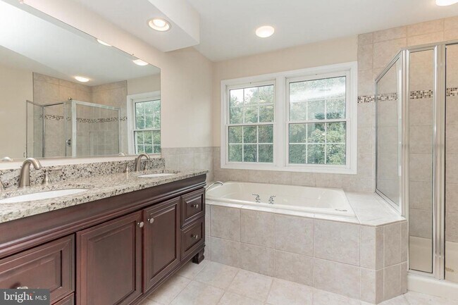 Building Photo - CLOSE TO SHOPPING AND METRO. A MUST SEE!