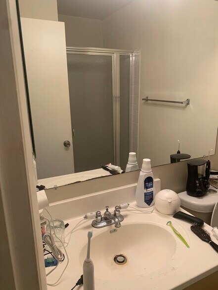 Front bedroom bathroom - 10222 Pine Dr