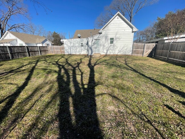 Building Photo - 810 Seven Oaks Rd