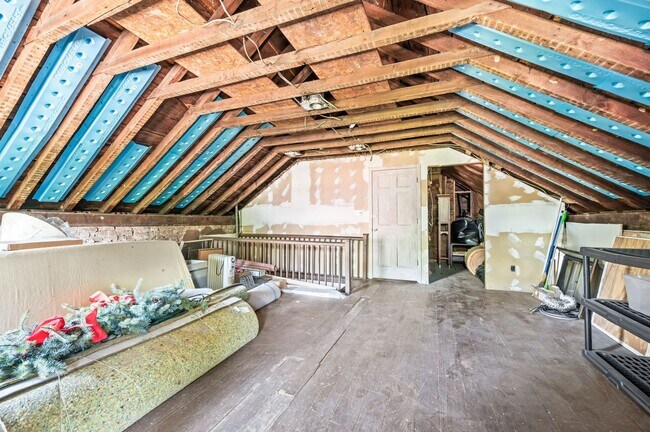 Building Photo - Charming 4BE/3BA Home in Historic Downtown...