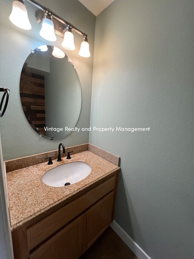 Building Photo - Ready To Go Top Of The Line 4 Bedroom Two ...