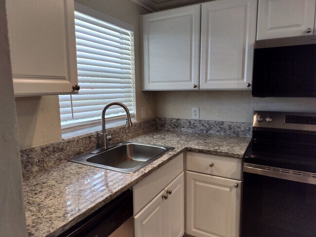 Building Photo - 501 Forest Lakes Blvd