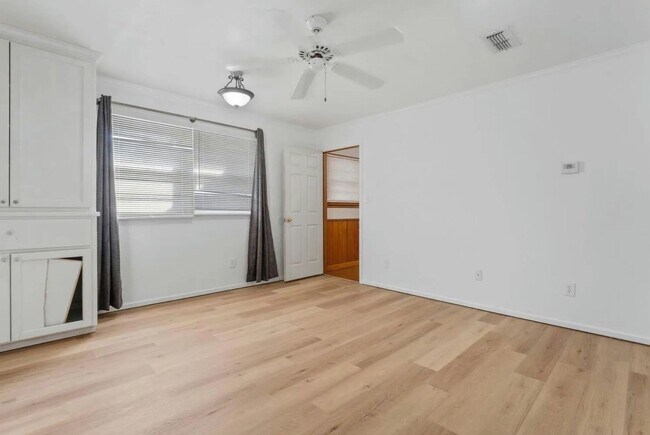 Building Photo - Huge 3 Bed 3 Bath House Near Texas Tech