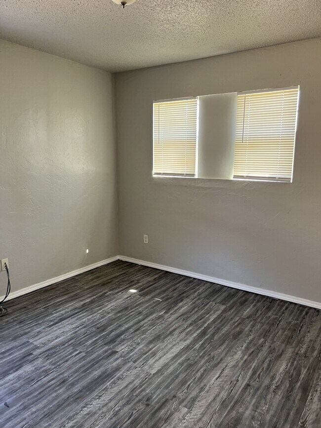 Building Photo - 605 SE 72nd St