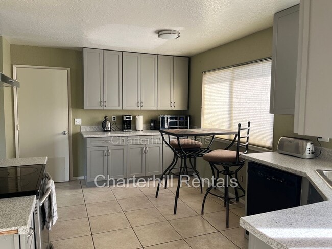 Building Photo - Lovely home on large lot down a private la...