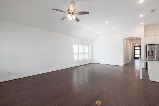 Building Photo - 124 Rosebush Dr
