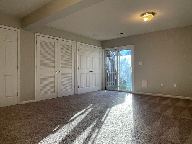 Building Photo - UPDATED TOWNHOUSE IN FREDERICKSBURG - CLOS...
