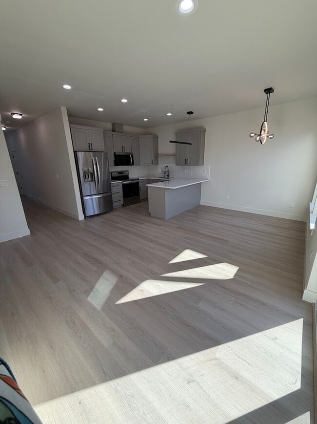 Building Photo - Modern Living Duplex in Keizer