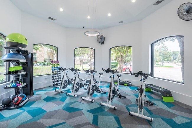 Building Photo - 6101 N Riverside Dr