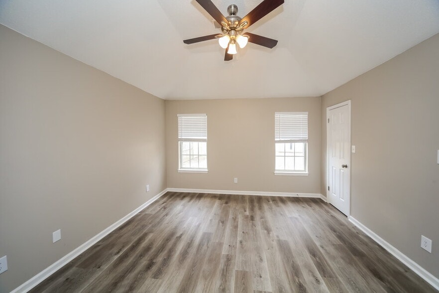 Building Photo - 5895 Waverly Dr