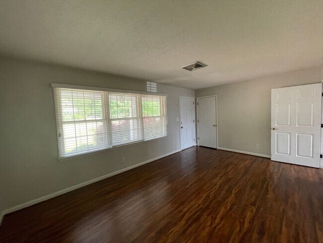 Building Photo - Large 2 bedroom 2 bathroom house with 1 ca...