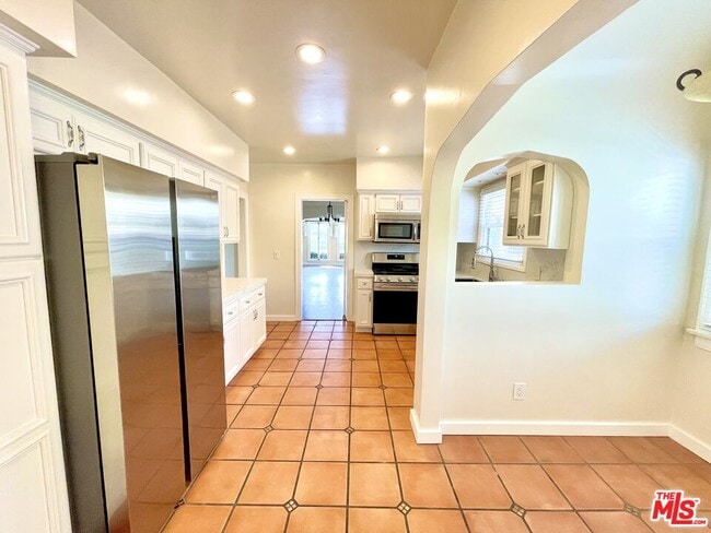 Building Photo - 848 S Curson Ave