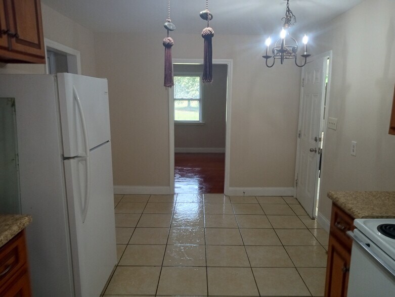 Building Photo - 244 Parker Dr