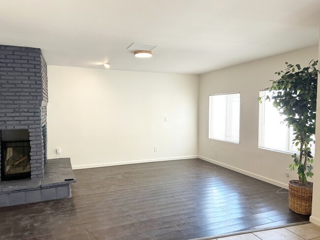 Building Photo - 54865 Avenida Vallejo