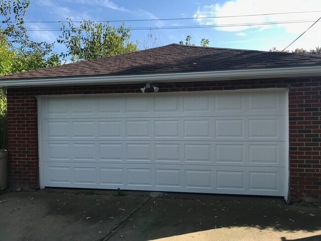 Building Photo - Luxury living at a great price!