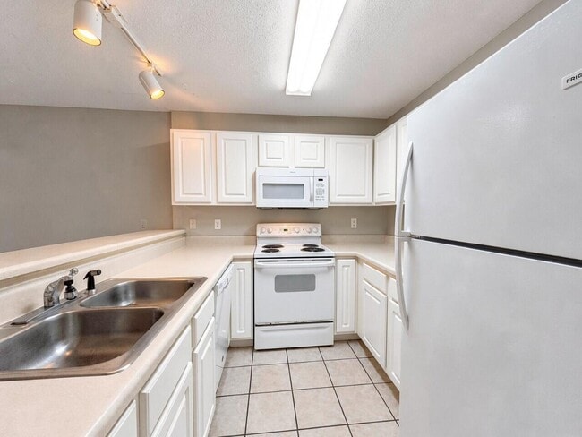 Building Photo - 954 Scenic Oak Ln