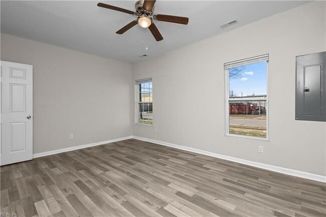 Building Photo - 926 W 26th St