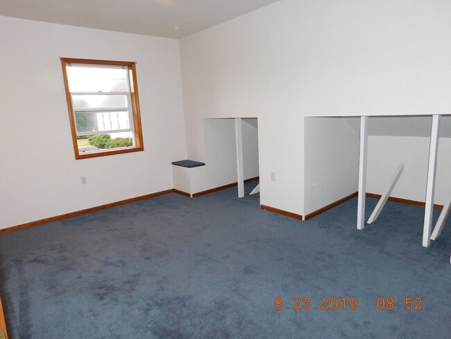 Building Photo - Large Single Family Home